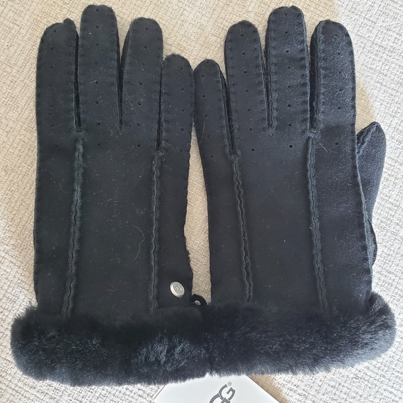 UGG Shearling Perforated Gloves - Picture 2 of 3